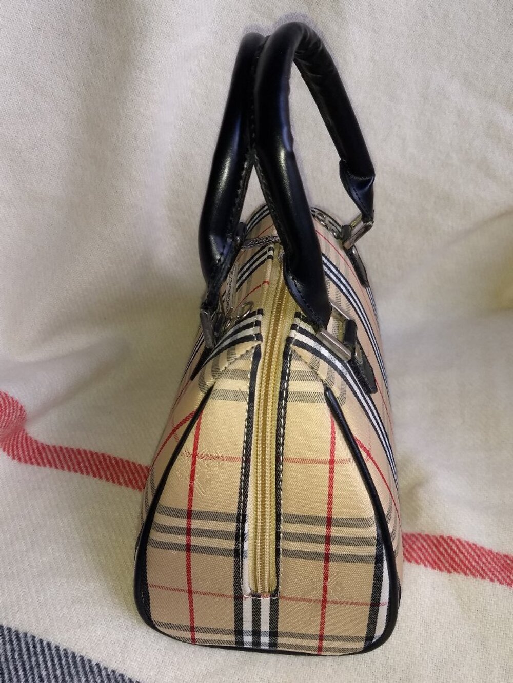 Mini Burberry (Not Authentic)  handbag. - Picture 3 of 12
